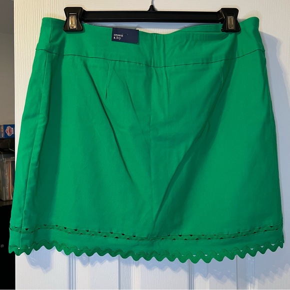 🆕 Crown & Ivy Green Mini Pencil Skirt for Work - Picture 3 of 9